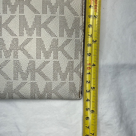 Micheal Kors wristlet leather - Picture 10 of 11